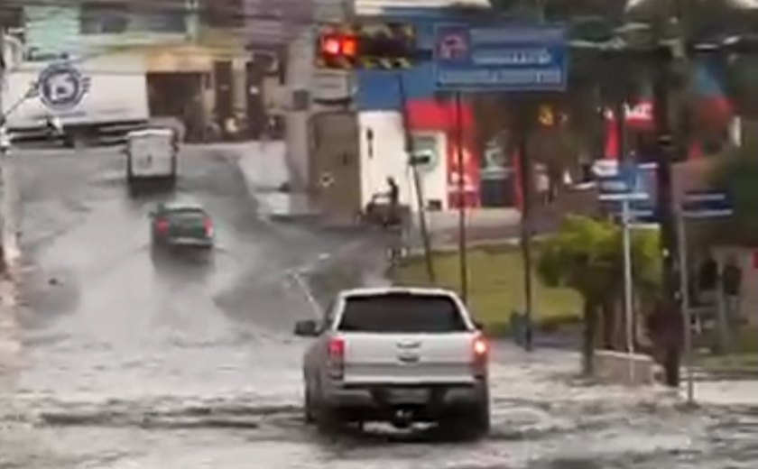 Temporal provoca transtornos e alagamentos em Arapiraca