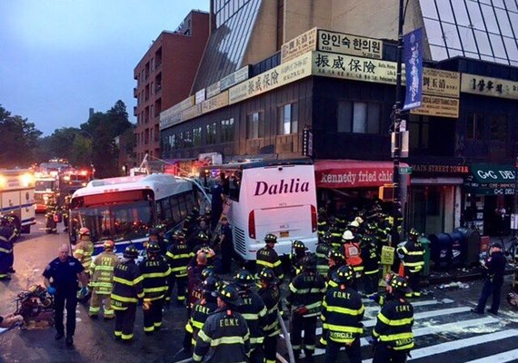 Colisão entre dois ônibus deixa três mortos e 15 feridos em Nova York