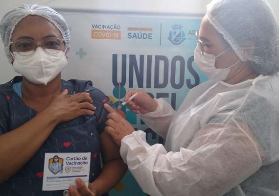 Arapiraca: HEA firma parceria e inicia dose de reforço a servidores municipais