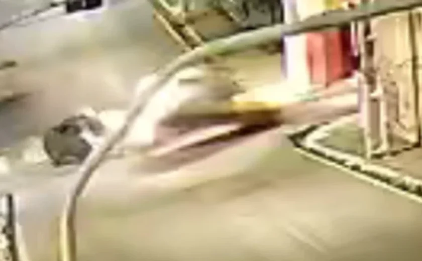 Colisão entre ambulância e carro é registrada no Centro de Maceió