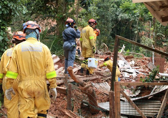 Buscas por seis desaparecidos prosseguem em São Sebastião (SP)