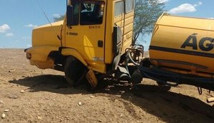 PM colide Gol contra caminhão-pipa e frente do carro é destruída na AL-487