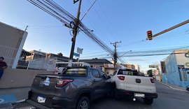 Carros colidem em cruzamento das ruas Fernandes Lima e São Francisco em Arapiraca