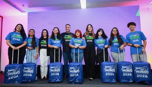 200 estudantes selecionados para intercâmbio na Inglaterra recebem kits de viagem neste terça-feira