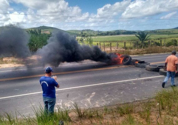 Manifestantes fecham rodovia AL-105, em Matriz de Camaragibe