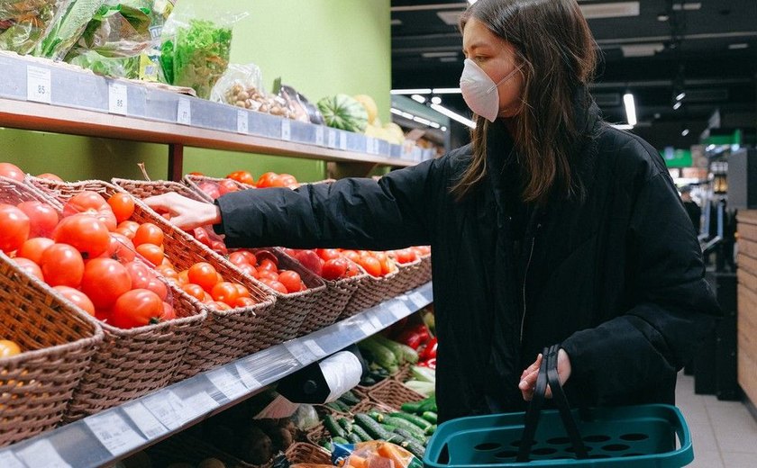 Inflação baixa não reflete em produtos consumidos por brasileiros de baixa renda; entenda