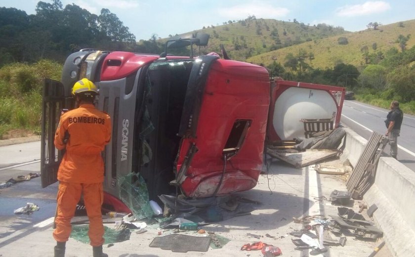 Motorista morre em tombamento de caminhão na BR-104 em Flexeiras