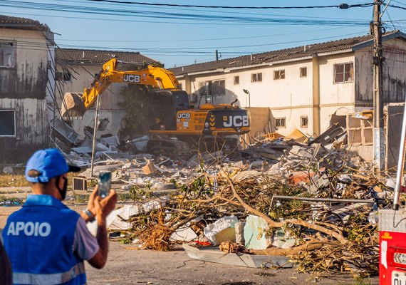 Prefeitura de Maceió começa a remover entulhos de prédio que desabou após explosão