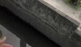 Homem pesca tilápias em córrego urbano de Maceió e surpreende moradores