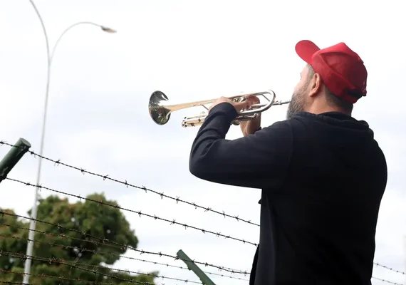 Manifestantes favoráveis e contrários a Bolsonaro fazem atos na PF