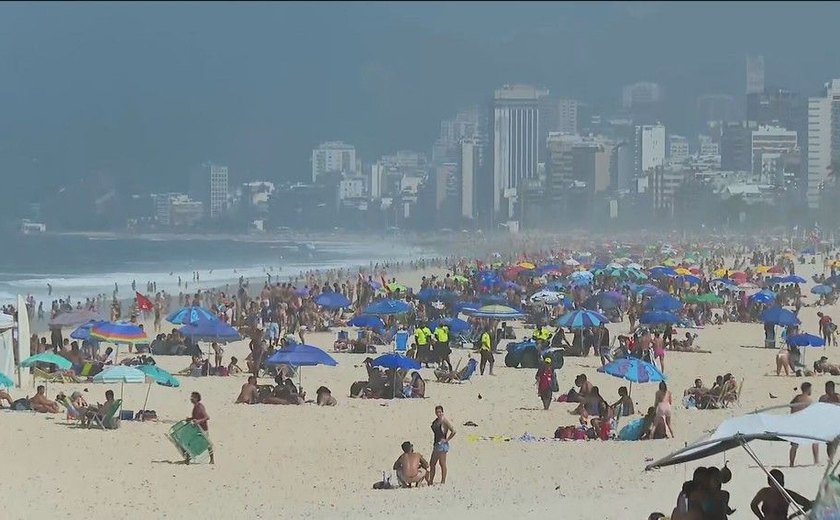 Cariocas e turistas voltam a ocupar areias das praias com cadeiras e barracas em feriadão