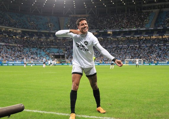 Botafogo é letal no segundo tempo, vence o Grêmio e dispara na liderança