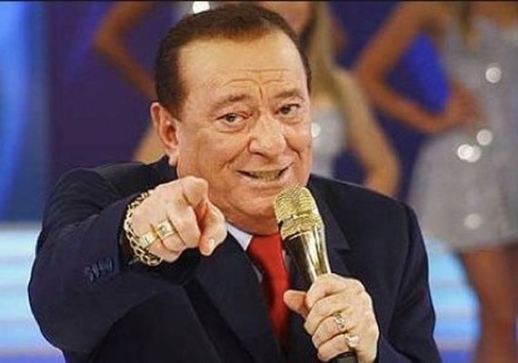 Raul Gil é acusado de racismo por mandar asiático ‘abrir o olho’