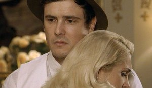 'Êta Mundo Bom': Sandra usa sua beleza e sedução para se aproximar de Candinho