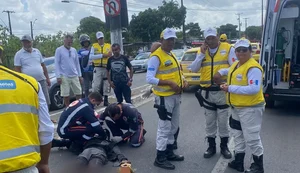 Motociclista fica com fratura exposta no membro inferior após colisão com carro em Maceió