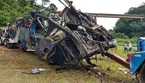 Polícia ainda tenta identificar motorista que pulou do ônibus que caiu de viaduto em MG