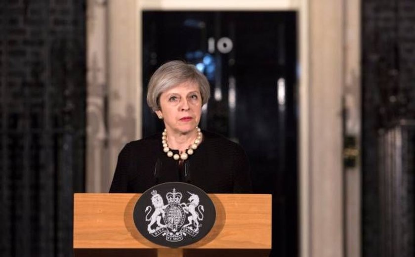 Premiê britânica diz que sua saída pode atrasar Brexit