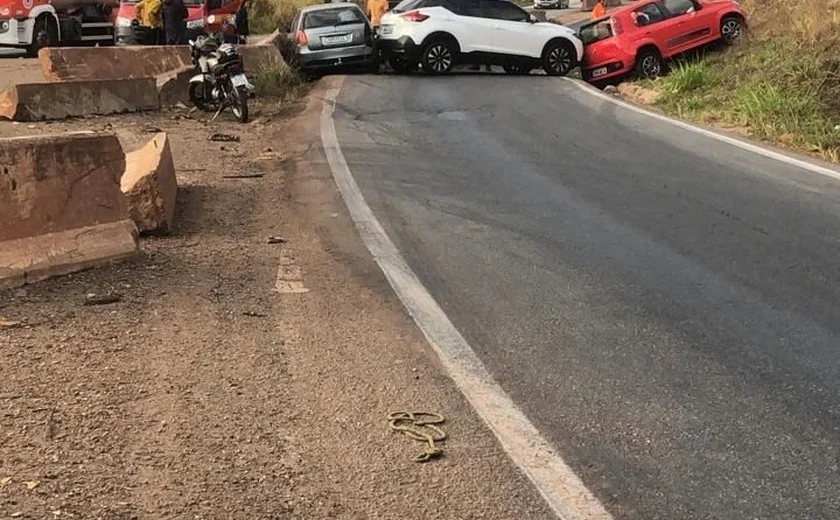 Batida entre vários veículos deixa ao menos oito feridos