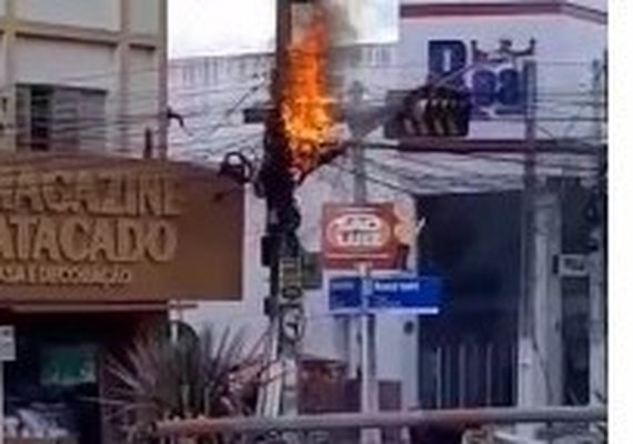 Postes de iluminação pública pegam fogo em dois locais distintos no Centro de Arapiraca