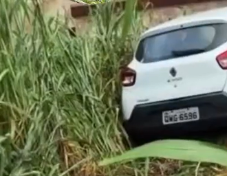 Carro capota na Ladeira da Moenda nesta madrugada