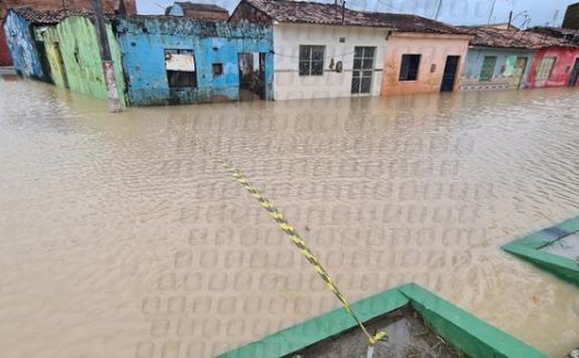 Em São Miguel dos Campos, famílias deixam casas pela quarta vez após rio São Miguel transbordar