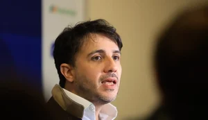 Renan Santos propõe cortes na Previdência e alterar pisos da saúde e educação