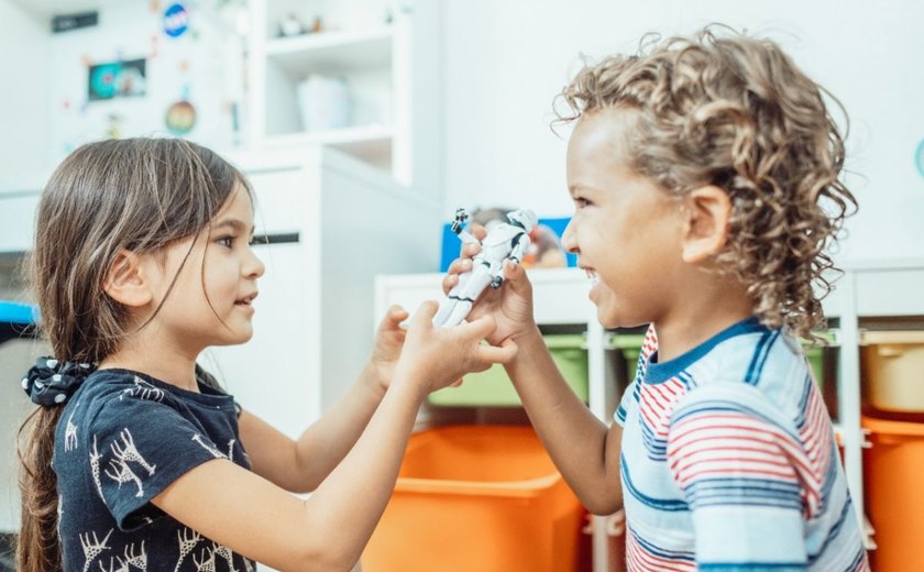 Brincar é fundamental para o desenvolvimento infantil, explica psicanalista