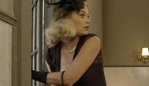 ‘Êta Mundo Bom!’: Sandra é desmascarada e foge do tribunal pela janela