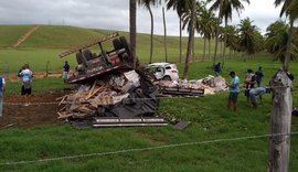 Carreta bate em veículo capotado e em seguida atinge outros carros deixando cinco feridos em Roteiro
