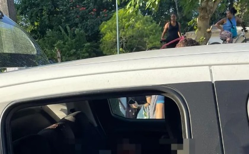 Suspeitos encapuzados interceptam carro por aplicativo e passageiro a tiros