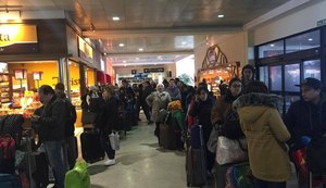 Turistas brasileiros relatam caos no aeroporto de Bariloche após nevasca