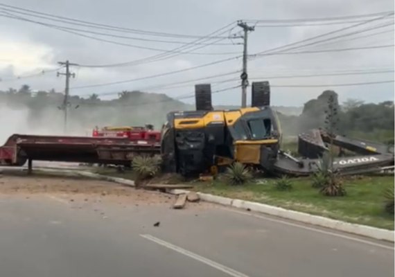 Vídeo: Acidente com carreta na Rota do Mar deixa dois mortos