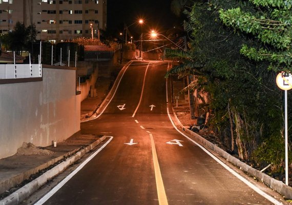 Rui Palmeira entrega avenida pavimentada na Serraria