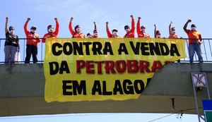Petroleiros se manifestam contra venda de campos petrolíferos localizados em Alagoas