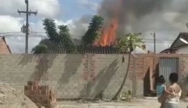 Alvo de disputa entre herdeiros, casa é incendiada em Penedo