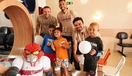 Jogadores do CRB realizam visita à Oncologia Pediátrica da Santa Casa de Maceió
