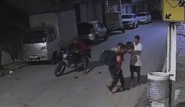 Entregador é assaltado e agredido por trio em Cruz das Almas; crime foi flagrado por câmeras