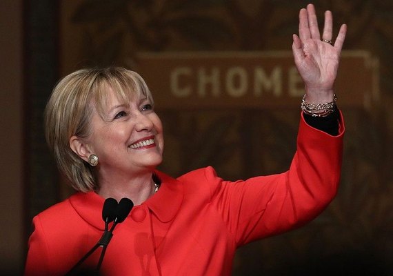 Hillary critica Donald Trump por querer reduzir diplomacia nos EUA