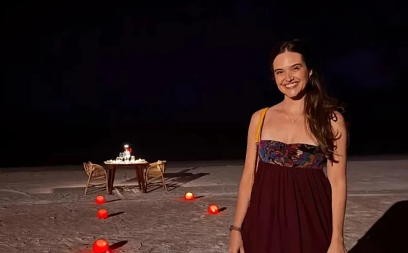 Atriz Juliana Paiva é pedida em casamento em Alagoas e compartilha momentos com fãs