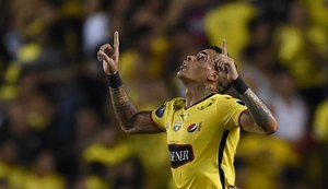 Internacional acerta salários e define contratação do uruguaio Jonatan Álvez