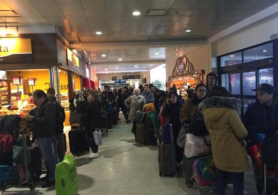 Turistas brasileiros relatam caos no aeroporto de Bariloche após nevasca