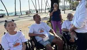 Vereador David do Emprego promove ação solidária e leva idosos para tarde de lazer na orla de Maceió