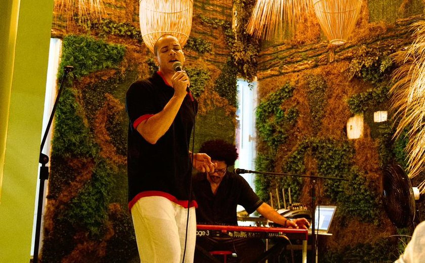 João Calabar e Dinho Zampier apresentam temporada do show Caleidoscópio em Maceió