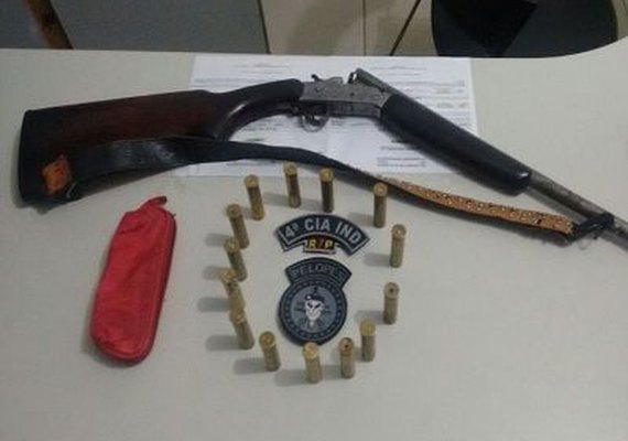 PM detém indivíduo com arma de fogo em povoado de Atalaia