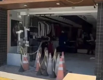 Carro invade loja e causa destruição durante a madrugada em Mangabeiras, em Maceió