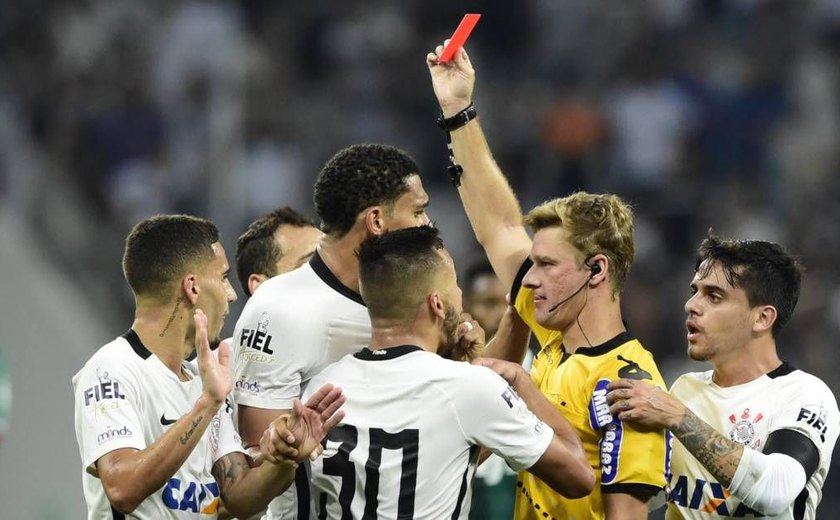 Corinthians supera lambança da arbitragem e quebra jejum em clássico