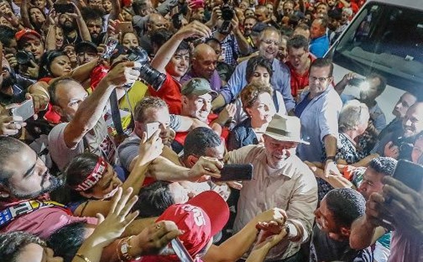 Datafolha: mesmo preso, Lula é imbatível na corrida presidencial