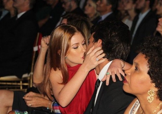 Marina Ruy Barbosa beija noivo após receber prêmio no Rio