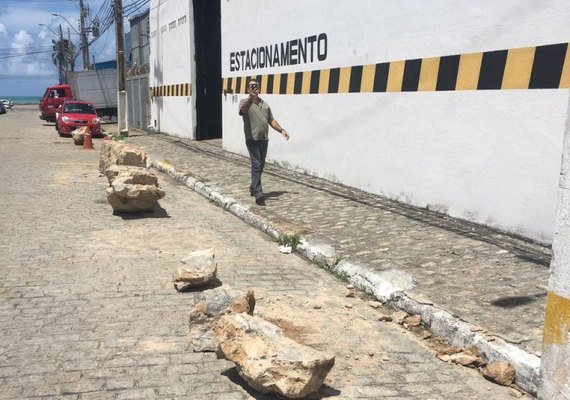 Estacionamento que impedia veículos de parar na rua é interditado em Maceió