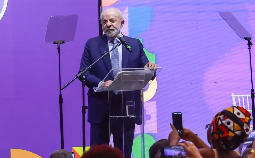 Lula abre conferência e sanciona ampliação da licença-maternidade